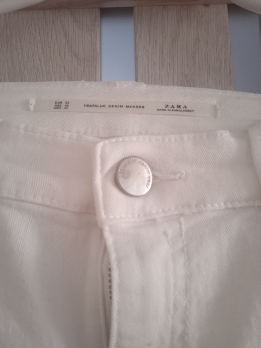 Джинси жіночі, білого кольору