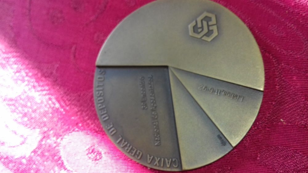 Um pintor em Évora Francisco Henriques no tempo de D.Manuel I - 1 edição - A.Camões Gouveia Câmara Évora Comissão Des. Capa dura12E-Medalhas5EDesde 5E