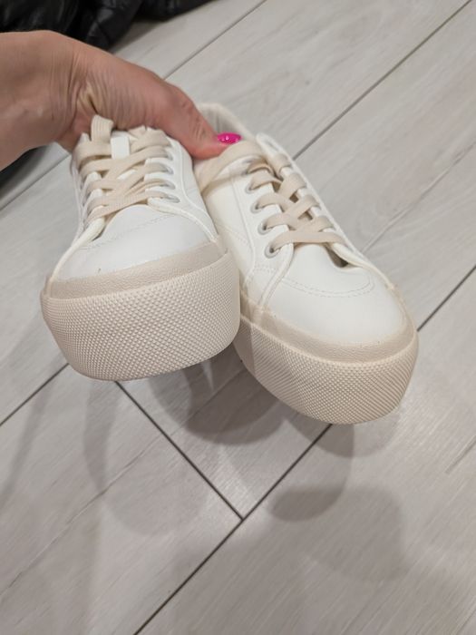Nowe buty na podbiciu białe rozmiar 39 snikersy