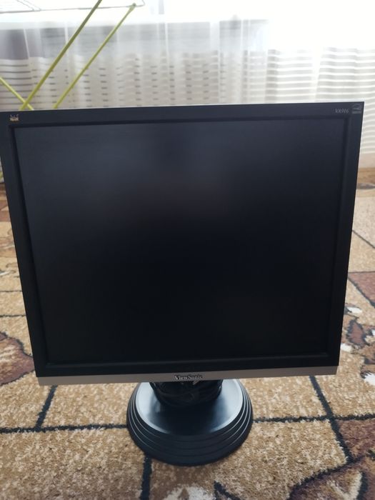 Монітор 19 дюймів