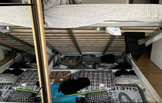 Cama/Sommier, com estrado elevatório/arrumação, em bom estado, desmontada.