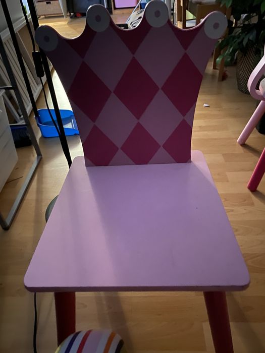 Mesa de criança com 2 cadeiras