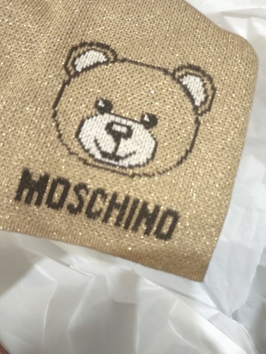 Moschino золотиста шапочка з класним складом 80% віскоза