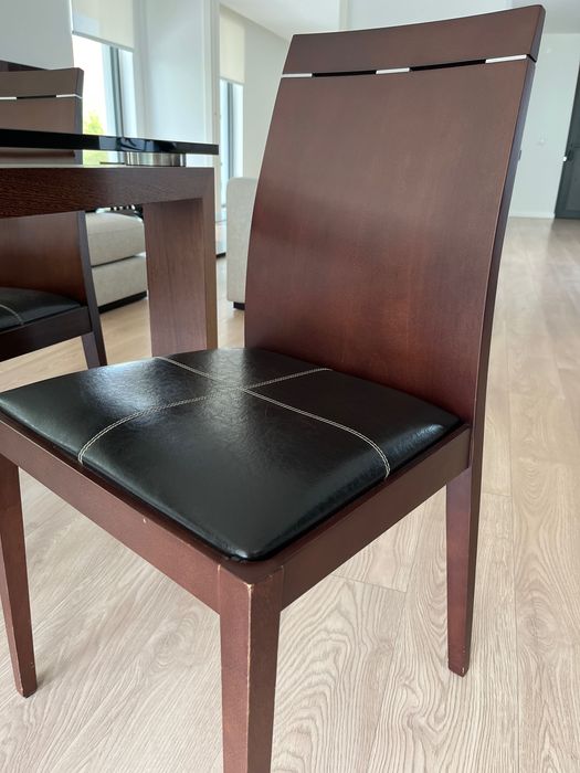 Sala de Jantar - conjunto de mesa e cadeiras