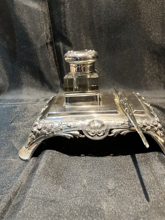 Base com tinteiro e caneta em prata