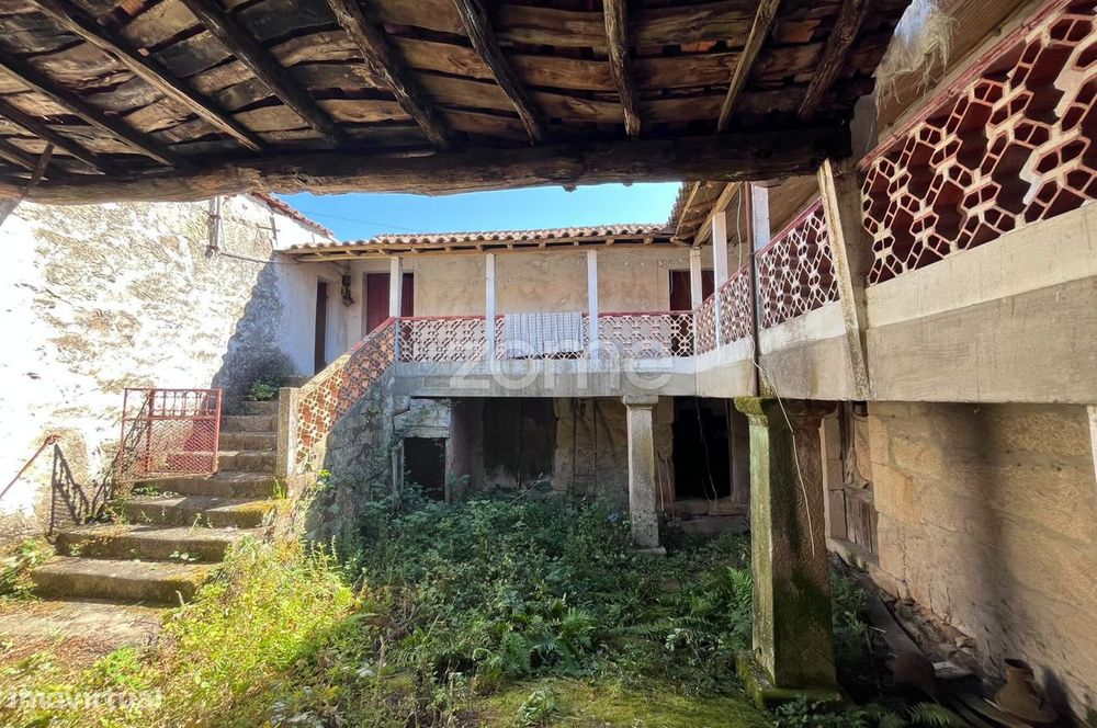 Moradia T4 para Reconstrução em Soutelo