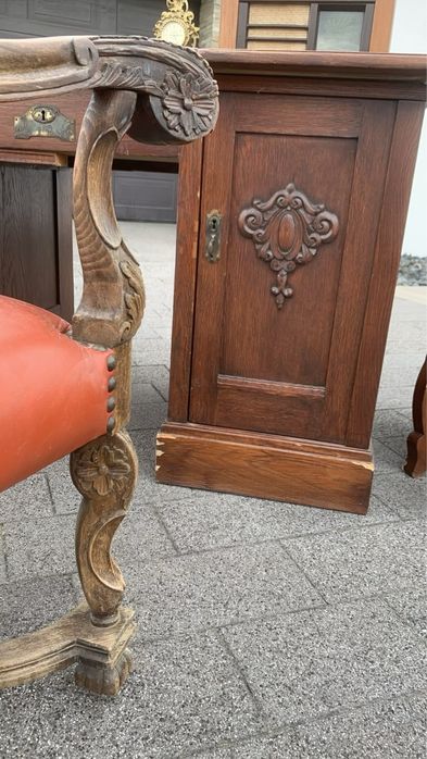 Elegancki komplet drewnianych mebli gabinetowych