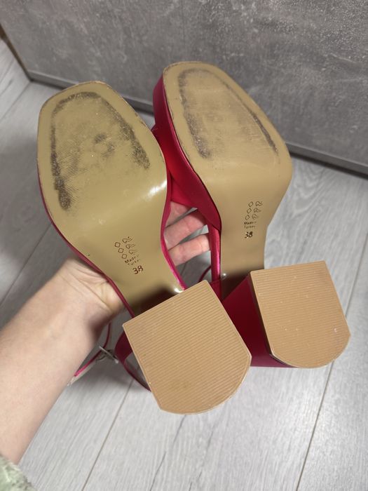 Бархатні босоніжки на каблуку