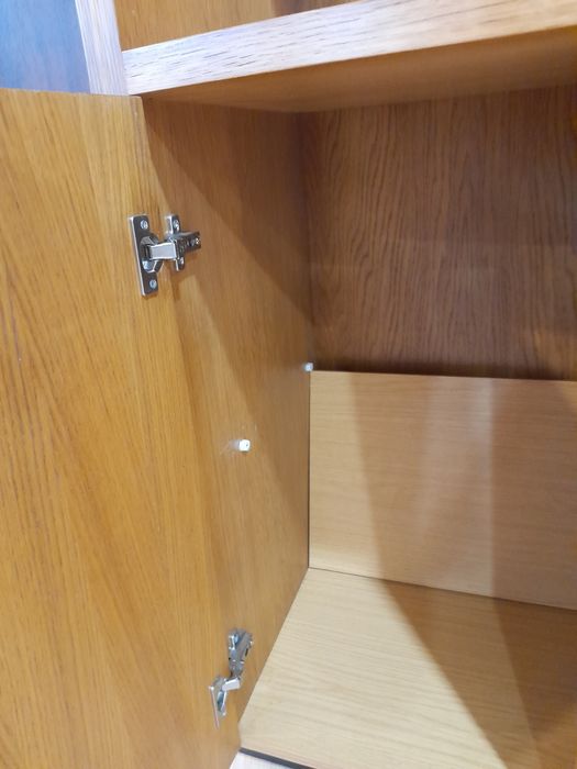 Armário em madeira com estante