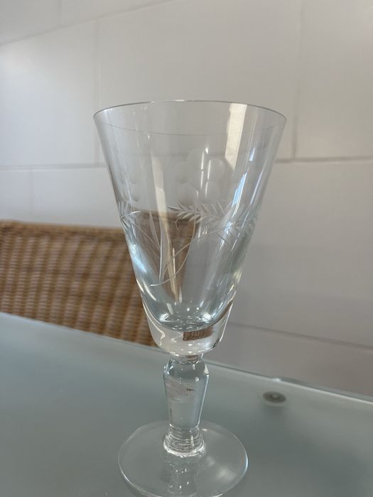 Serviço de copos com desenhos gravados