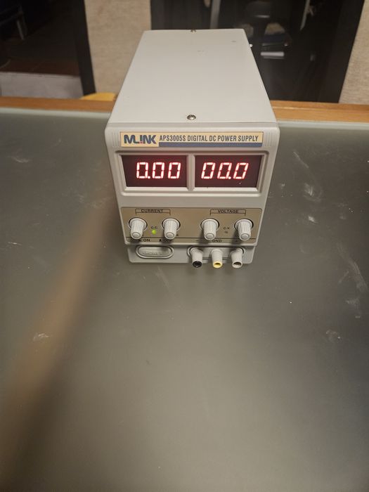Fonte de alimentação APS3005S