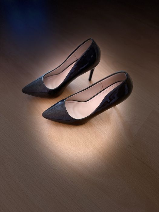 Sapatos de saltos com brilho