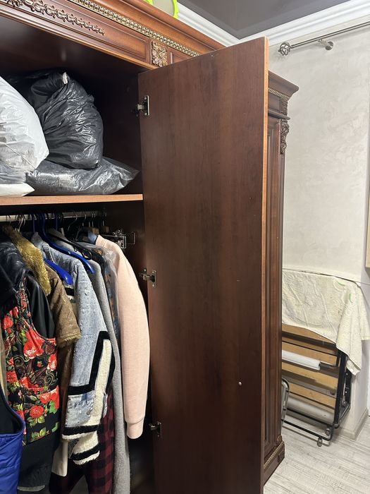 Деревяна шафа для одягу