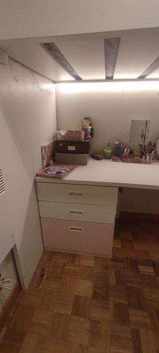 Cama alta com secretária