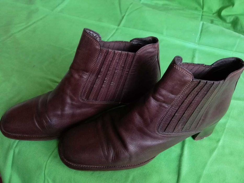 Botas castanhas como novas