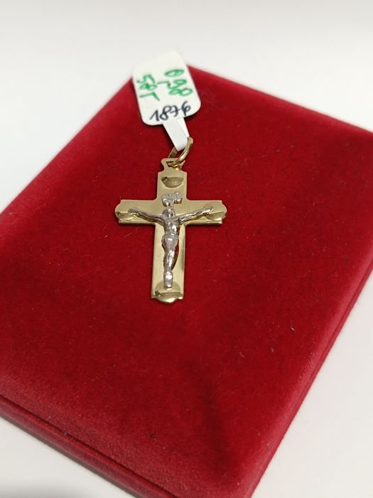 Złoty wisiorek krzyżyk z Panem Jezusem, złoto próby 585