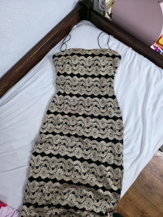 Elegancka wieczorowa sukienka maxi złota długa suknia koronkowa balowa