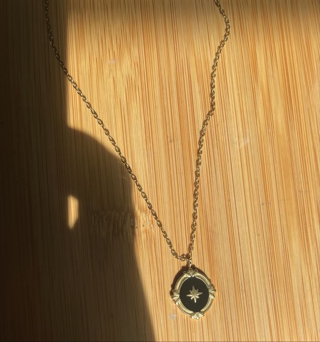 Colar / Fio com medalhão / medalha estilo vintage em preto e dourado