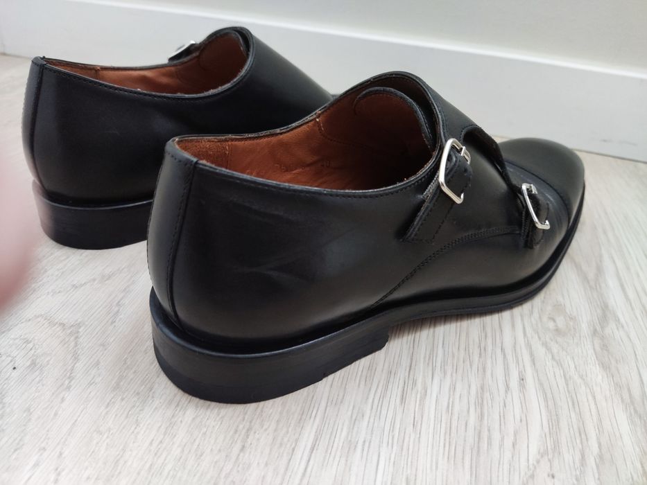 Sapatos Pedro del Hierro, em pele de 2 fivelas