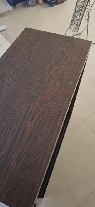 Movel de metal com tampo a imitar madeira