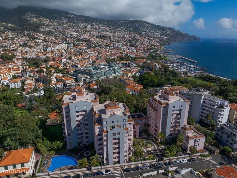 Apartamento T5 situado  Rua do Jasmineiro, com uma deslumbrante vista