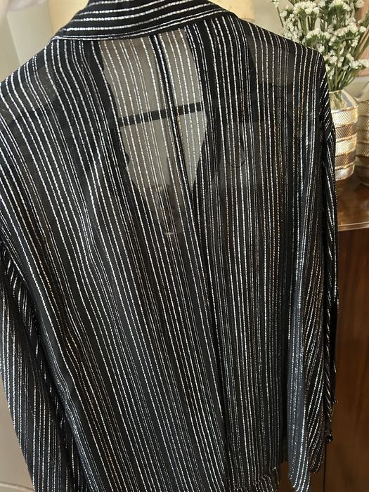 Camisa preta as riscas e com missangas