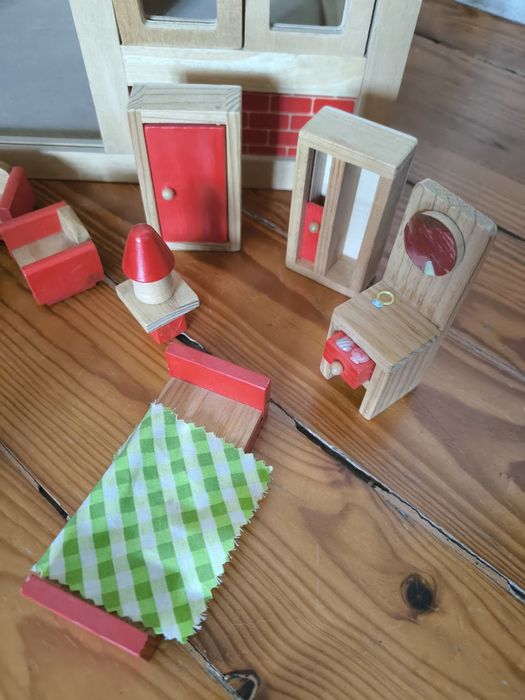 Casa de bonecas de madeira