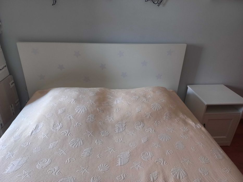 Cama casal + estrado+ colchão + mesa de cabeceira