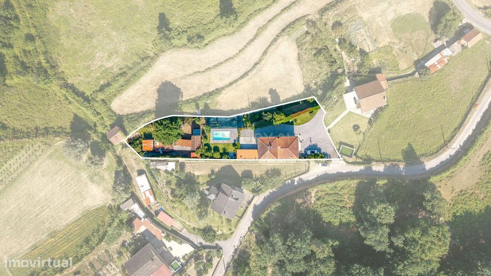 Moradia com 4 quartos, construída em pedra, situada em Oliveira, Arcos