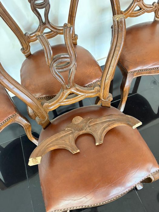 8 cadeiras e dois pés de mesa