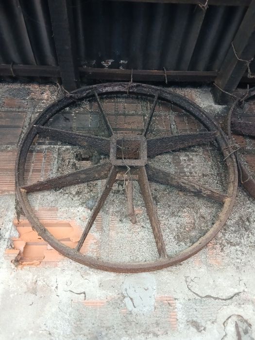 Rodas de ferro antigas
