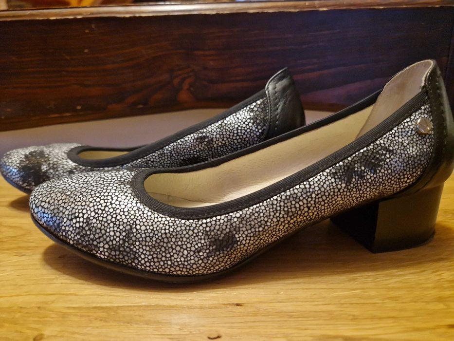 Skórzane buty na obcasie Venezia