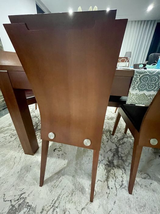 Conjunto de Cadeiras de Madeira Maciça com Estofo em Pele