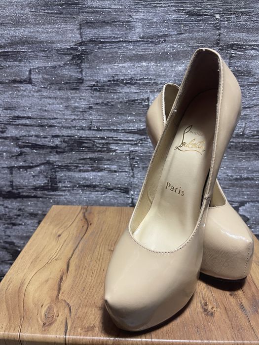 Туфлі Лабутени, на високих каблуках