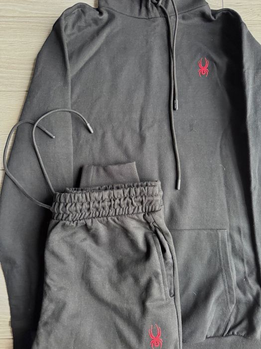 Чоловічий спортивний костюм