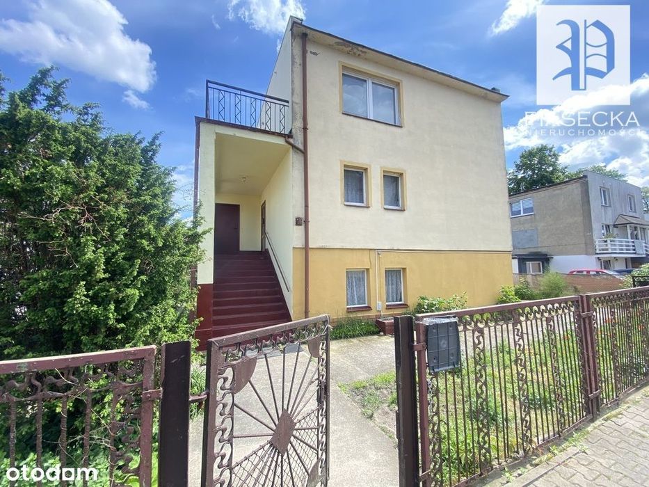 Dom nad morzem blisko przystani z Mariną