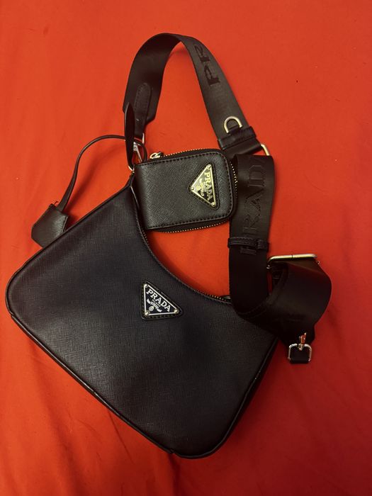 Чорна сумка Prada Re-Edition 2005