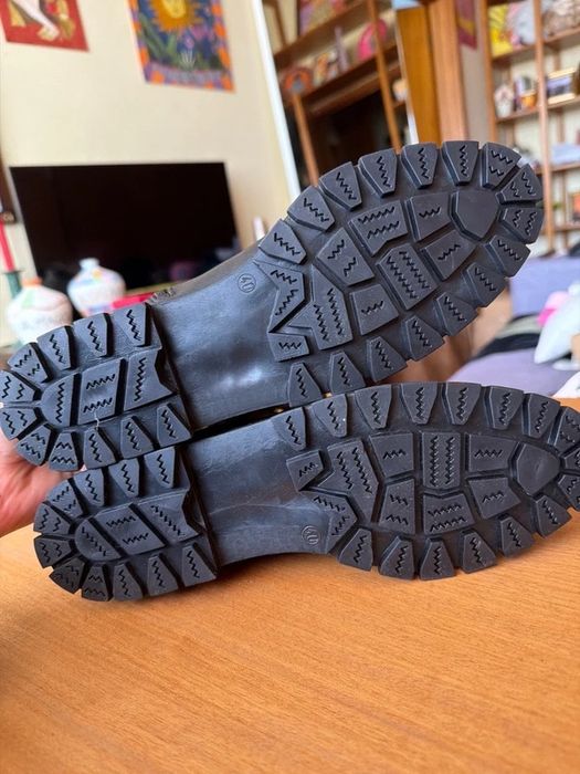 Bota tipo coturno em pele