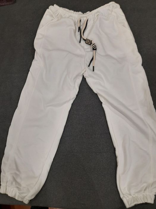 Білі трикотажні штани