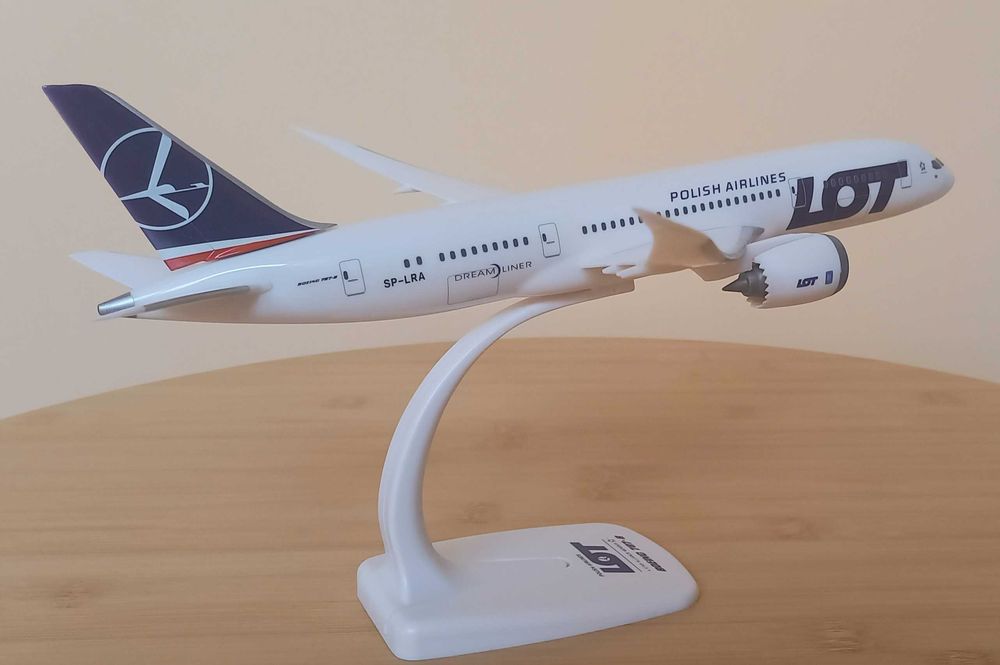 Boeing 787 -8  skala 1:200