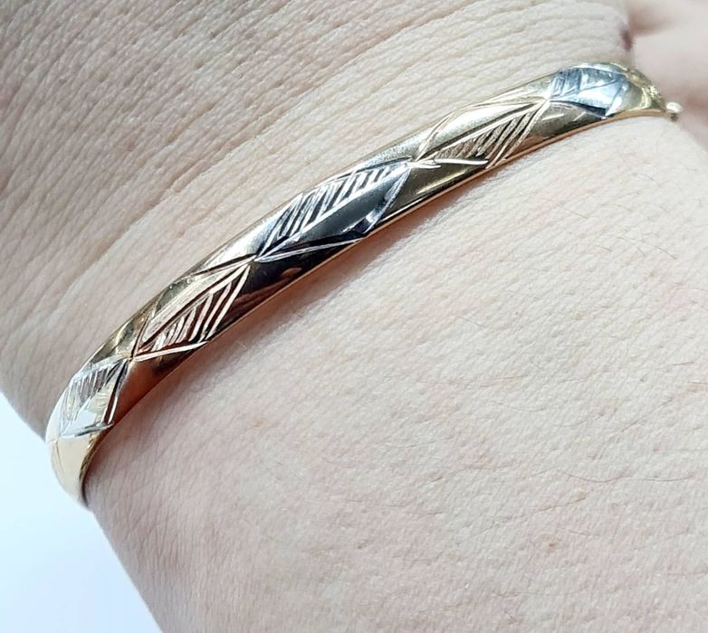 В продаже золотые браслеты-скобы