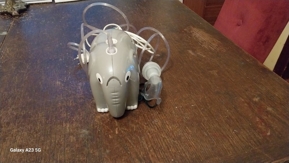 Inhalator tłokowy z wydajnym nebulizator słoń