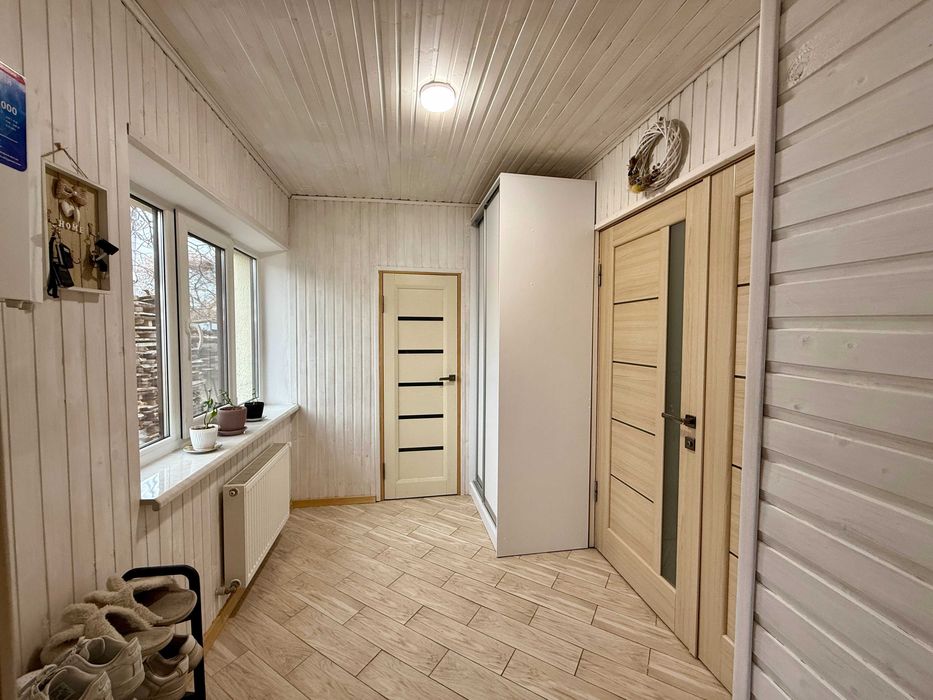 Будинок з ремонтом, є твердопаливний котел та резервне живлення