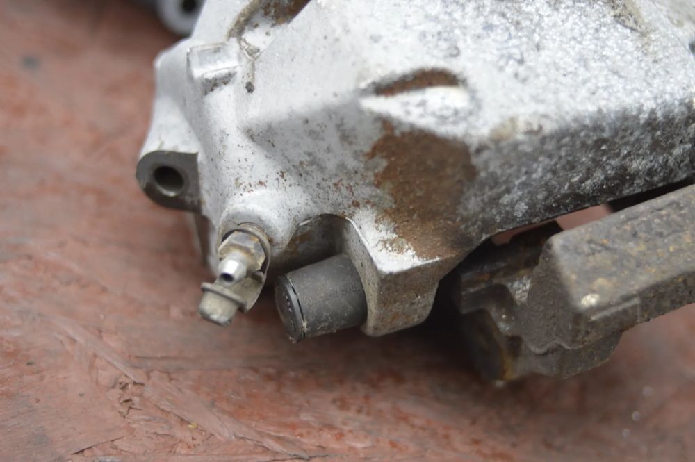bmw e90 / e91 / e92 oryginalny komplet zacisków hamulcowych + jarzma
