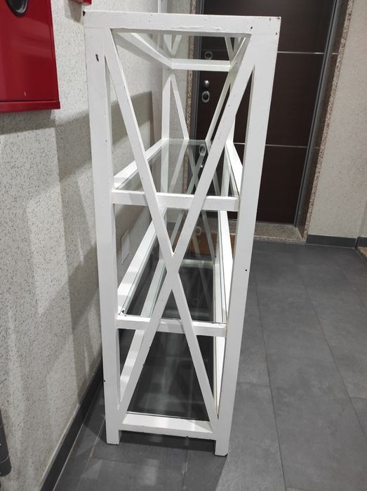 Estante em madeira e vidro