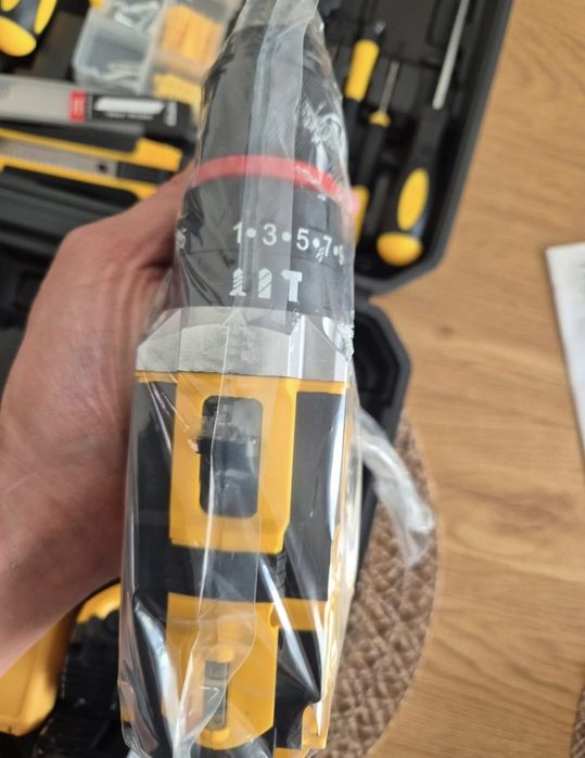 Kit aparafusadora  com funcao de impactocom ferramentas