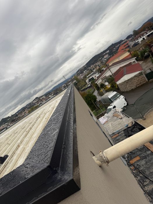 Caleiros e rufos de alumínio lacado