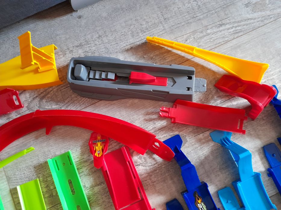 Zestaw torów samochodowych i pojazdów auta samochody zabawki pojazdy