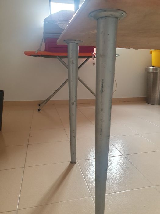 Dá-se mesa de trabalho/escritório