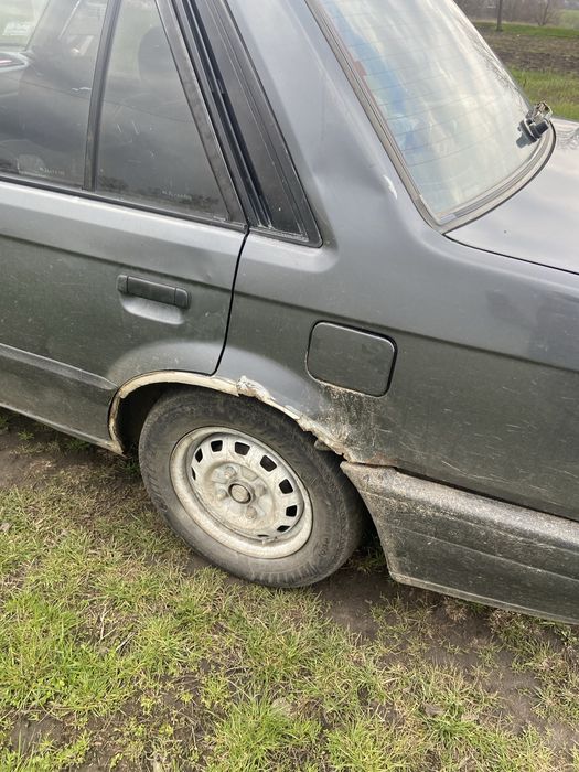 Автомобіль Мазда 323